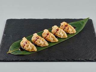 Pierożki Gyoza z warzywami i sosem kabayaki 