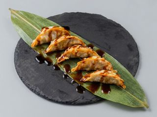 Pierożki Gyoza z mięsem i sosem kabayaki 