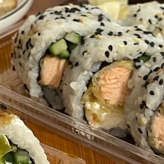 Uramaki losoś w tempurze