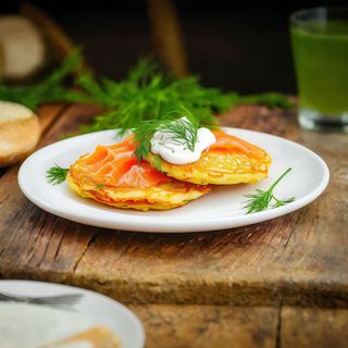 Placki ziemniaczane z łososiem i śmietaną