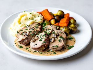 Polędwiczki w sosie śmietanowo-grzybowym