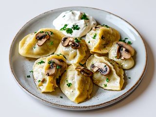 Micha pierogów z kapustą i grzybami