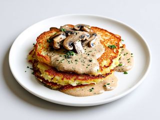 Placki ziemniaczane z sosem grzybowym