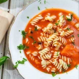 Zupa pomidorowa z pomidorami na maśle