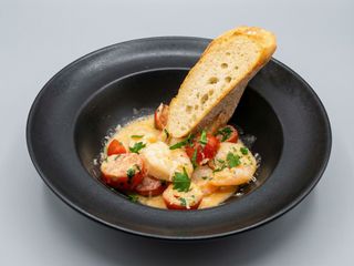 Krewetki w sosie winno maślanym z bagietką