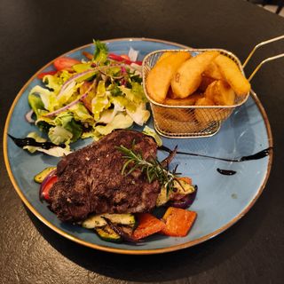 Stek z polskiej polędwicy wołowej z masłem czosnkowym