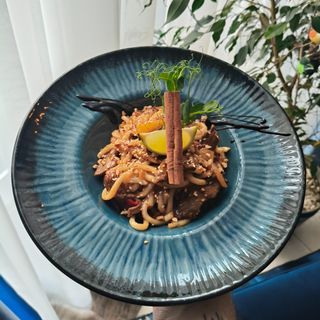 Makaron Udon z warzywami i wołowiną teriyaki 