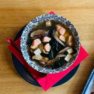 Miso z tofu i łososiem