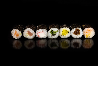 Hosomaki z łososiem i wasabi