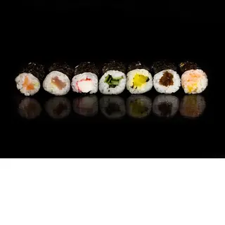 Hosomaki z grillowanym łososiem, wasabi i sosem kabayaki