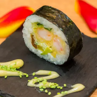 Futomaki z krewetkami w tempurze