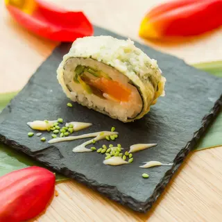 Futomaki w tempurze z łososiem