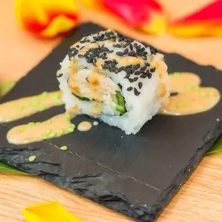 Uramaki z pastą i sosem goma