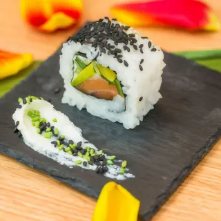 Uramaki z łososiem