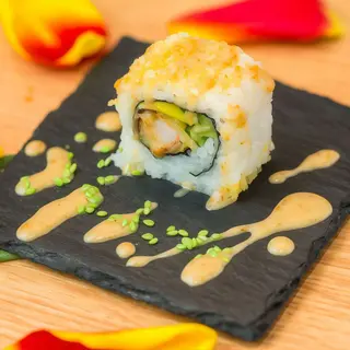 Uramaki z paluszkiem krabowym w tempurze