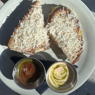 Tost z szynką i serem