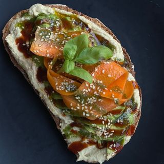 Tost z hummusem i awokado