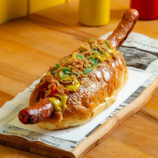 Hot dog z dwiema kiełbaskami