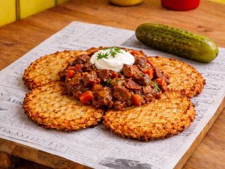 Placki ziemniaczane z gulaszem