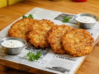 Placki ziemniaczane z jogurtem i cukrem