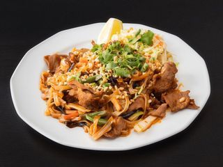 Pad Thai z wołowiną i warzywami
