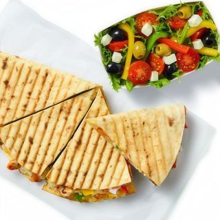 Zestaw Quesadilla z Wołowiną oraz salatka grecka