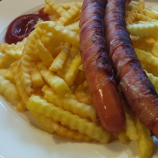 Kiełbaski grillowane z frytkami