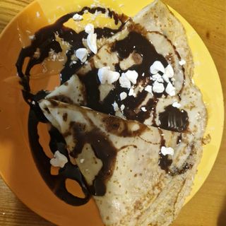 Duży naleśnik z nadzieniem czekoladowym