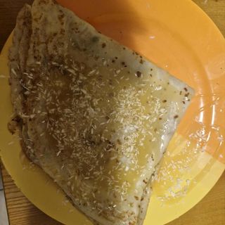 Duży naleśnik z masą krówkową