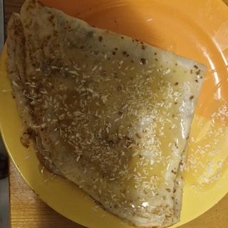 Duży naleśnik z kremem adwokatowym