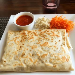 Duży naleśnik z mięsem