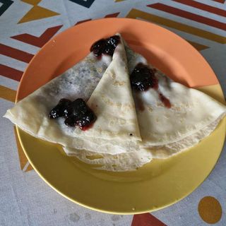 Duży naleśnik z dżemem domowym