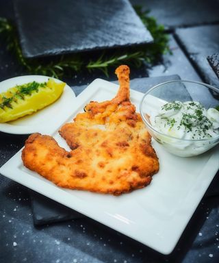 Kotlet schabowy z kością z puree ziemniaczanym i mizerią