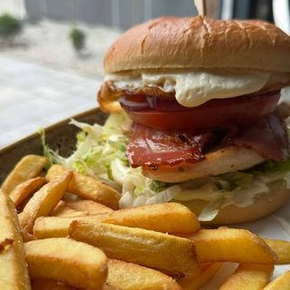 Club Burger z grillowaną piersią kurczaka z frytkami