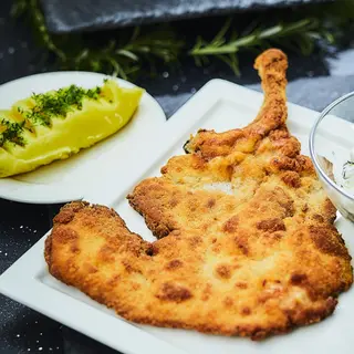 Kotlet schabowy z kością z puree ziemniaczanym i mizeria