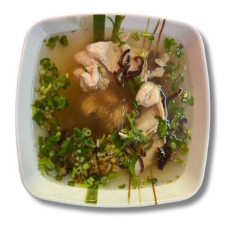 Rosół z makaronem sojowym i kurczakiem