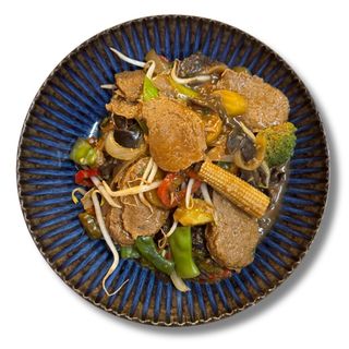 Wegańska „wołowina” z warzywami 