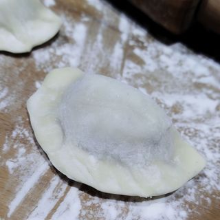 Pierogi z ziemniakami i podsmażoną cebulką 300 g 20-23 szt