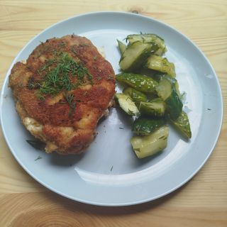 Schabowy ruski i ogórki marynowane z czosnkiem 