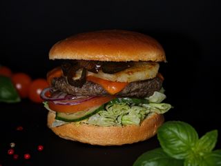 Zestaw z burgerem miesiąca El Tropical