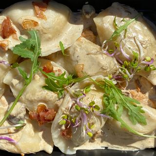 Pierogi z dziczyzną i sosem kurkowym