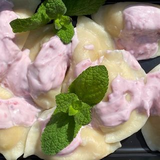 Pierogi z serem i sosem z owoców leśnych