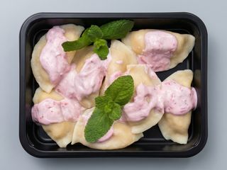Pierogi z serem i sosem z owoców leśnych