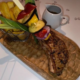 Stek wołowy rostbef w zestawie