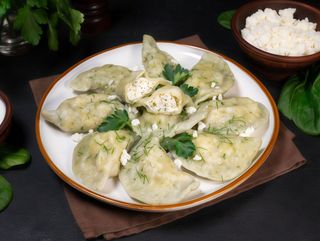 Pierogi ze szpinakiem i serem na gorąco