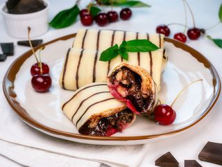 Naleśniki z czekoladą i wiśnią