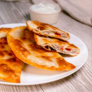 CZEBUREKI Z WIEPRZOWINĄ,SEREM I POMIDORAMI 2 szt.