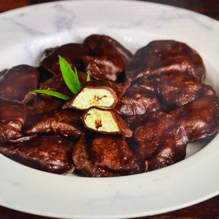 Pierogi czekoladowe z serem i kropelkami czekolady 