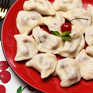 Pierogi z wiśnią na gorąco