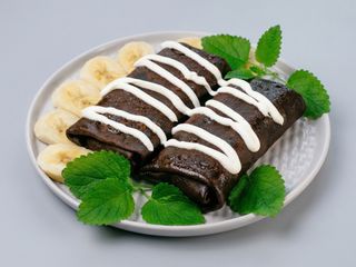 Naleśniki czekoladowe z serem, bananem i pastą czekoladową